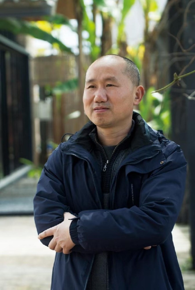 吳和龍（國(guó)瓷紅葉畫(huà)院研究員）